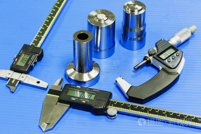 操作工準備測量設(shè)備檢查模具