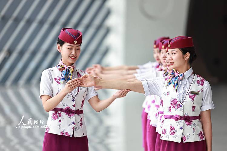 重慶:高鐵乘務(wù)員開展服務(wù)禮儀培訓(xùn)